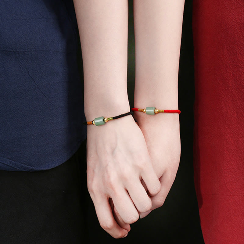 Mala Grüner Aventurin Malachit Armband am Handgelenk mit roten Fäden getragen.
