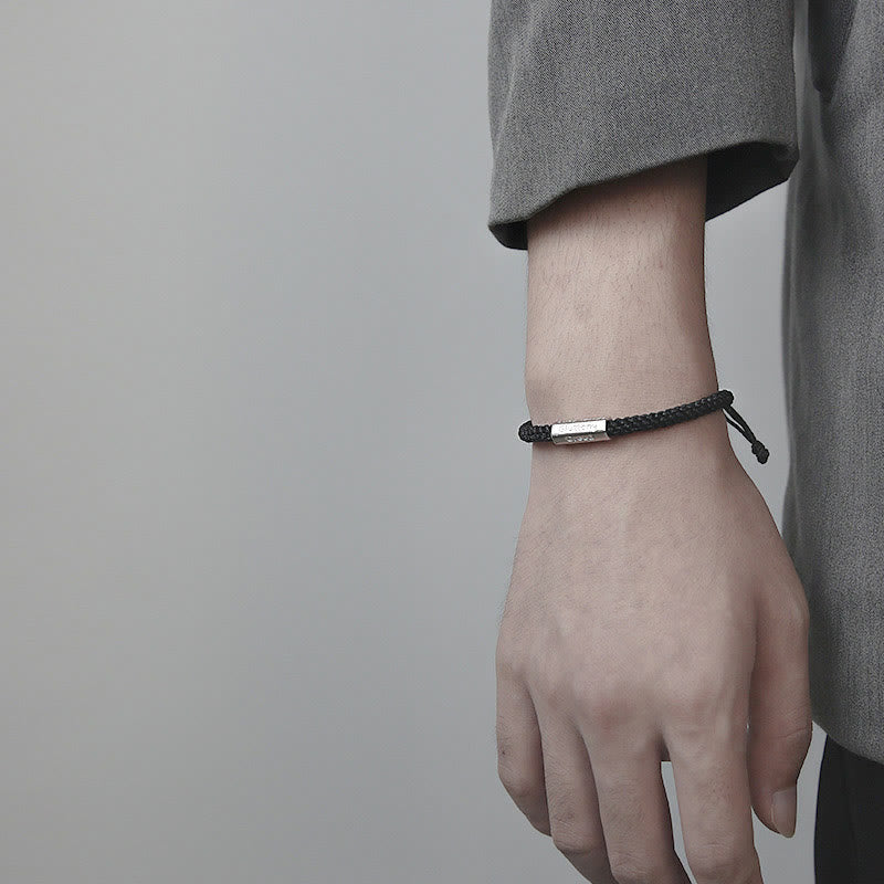 Schwarzes Armband Sieben Deadly Sins Sieben Virtues elastisch Handgelenk getragen