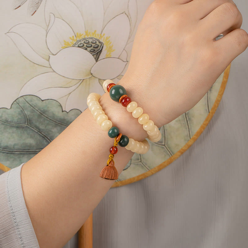 Armband Bodhi Lotus – Frieden Balance mit Perlen und Quaste getragen