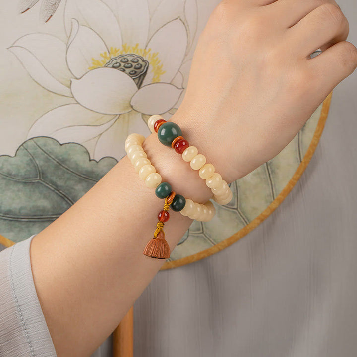 Armband Bodhi Lotus – Frieden Balance mit Perlen und Quaste getragen