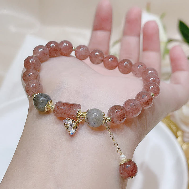 Armband Erdbeerquarz Mondstein Mond – Liebe & Energie am Handgelenk getragen