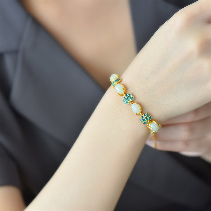 Armband Weiße Jade Cyan Jade Lotus am Handgelenk getragen elegantes Design