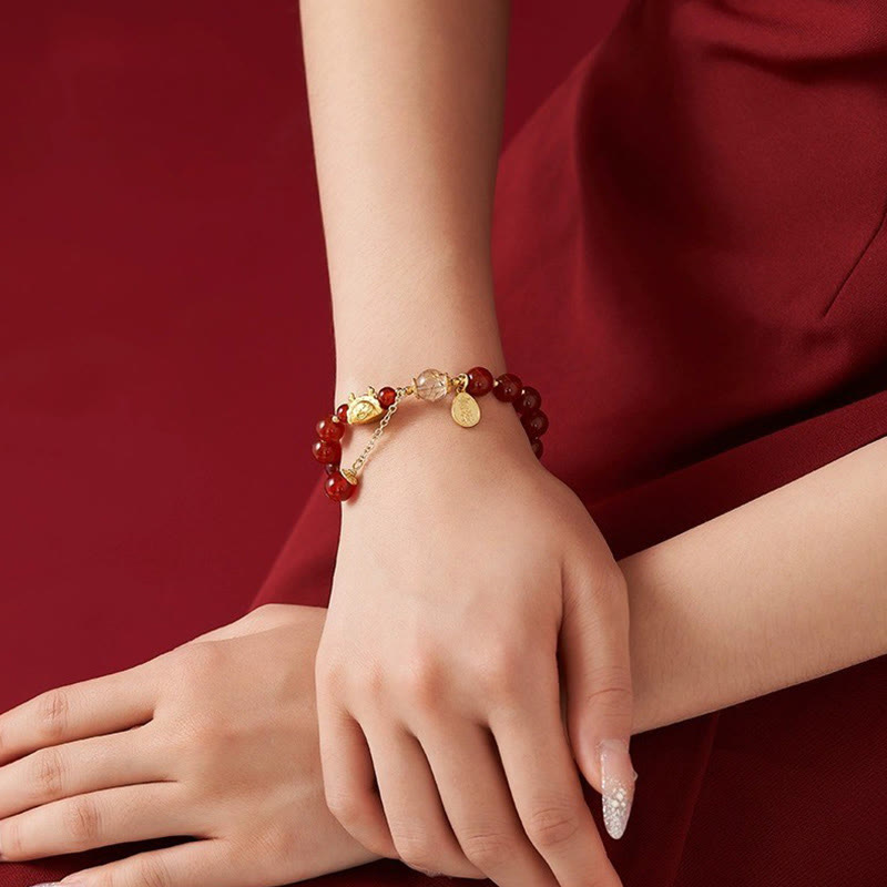 Armband Roter Achat Granat Fu-Zeichen am Handgelenk getragen elegant