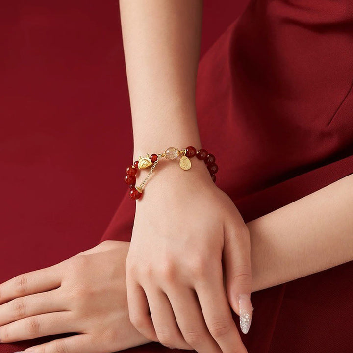 Armband Roter Achat Granat Fu-Zeichen am Handgelenk getragen elegant