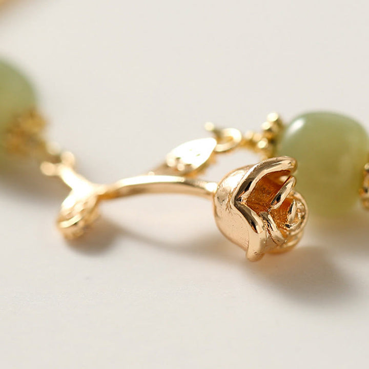 Jade Armband mit goldenen Fischverzierungen elegantes Schmuckstück Naturstein