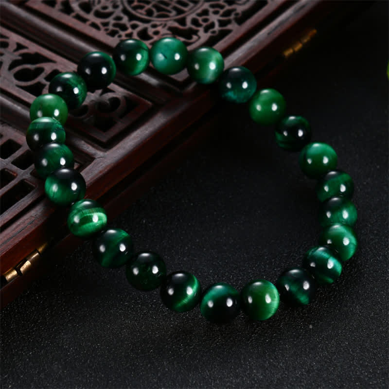 Grünes Tigerauge Armband Stärke auf dunklem Hintergrund elegant präsentiert