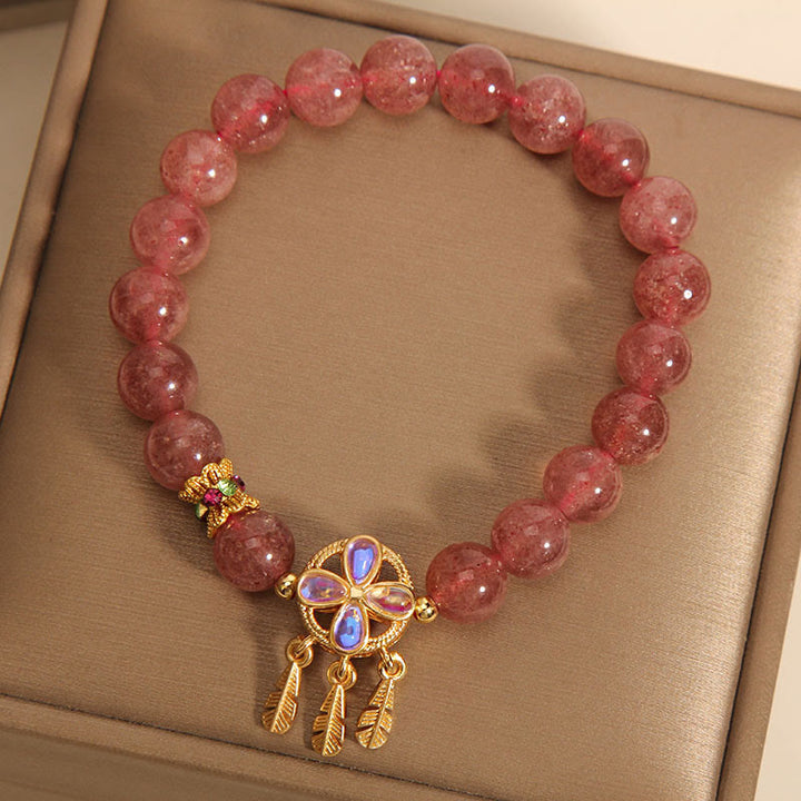 Armband Erdbeerquarz Kleeblatt Liebe goldene Verzierung elegant displayed