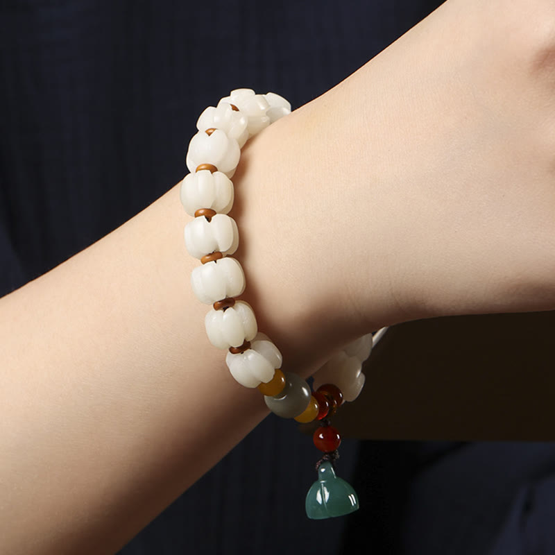 Armband mit weißen Bodhisamen und rotem Achat Anhänger elegant.