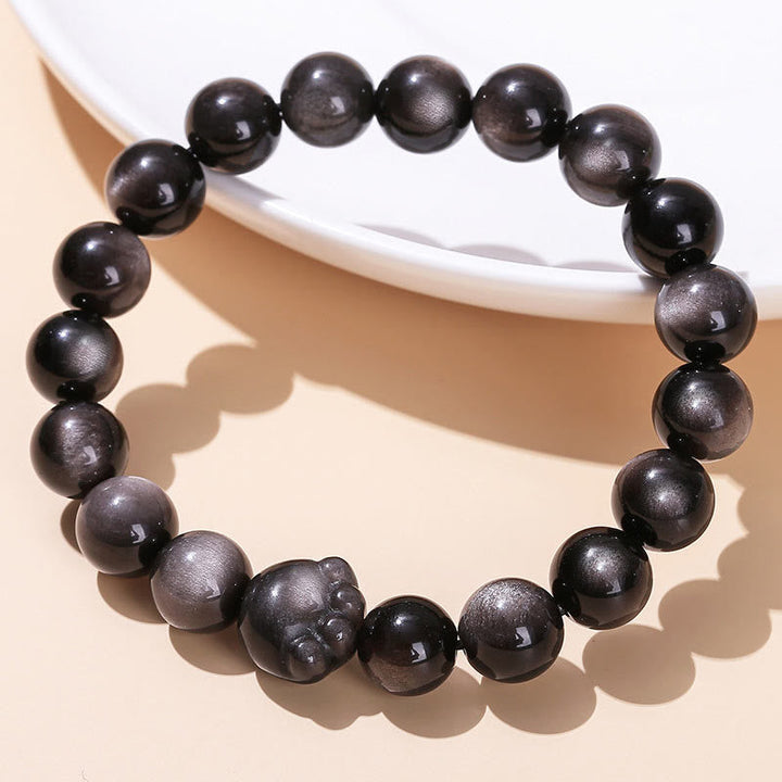 Schwarzes Obsidian Armband mit Katze Anhänger elastisch getragen