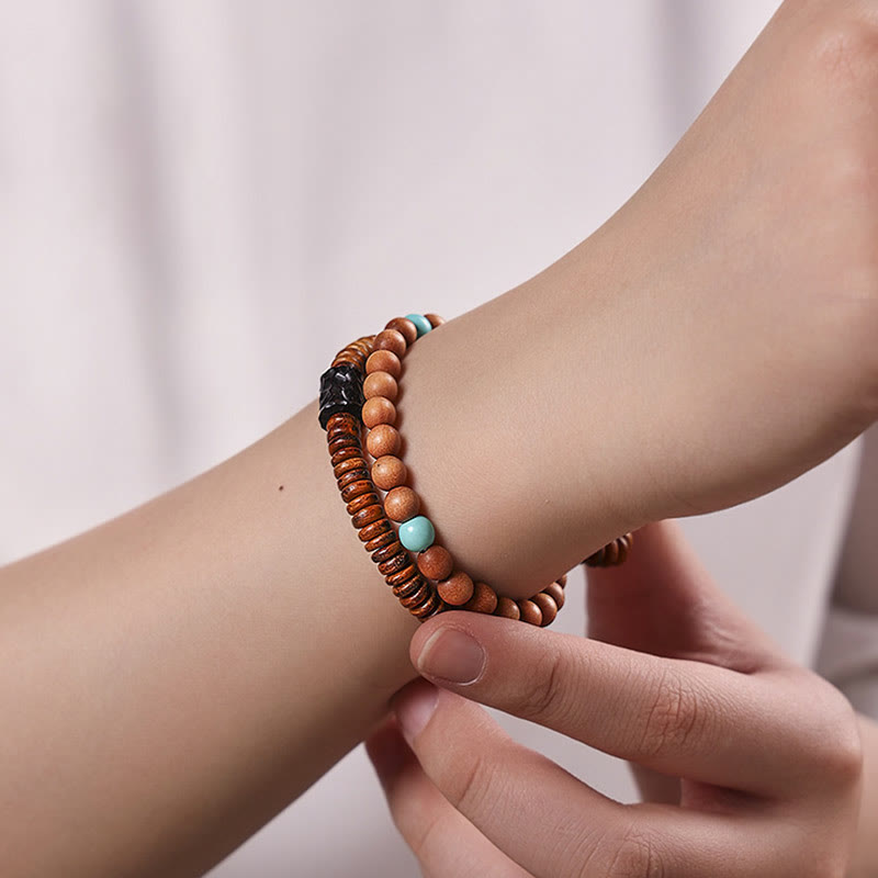 Armband Sandelholz Türkis – Schutz am Handgelenk getragen braun blau