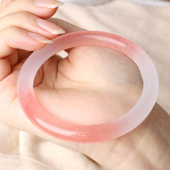 Rosafarbenes Jade Armband Armreif in Hand gehalten eleganter Naturstein