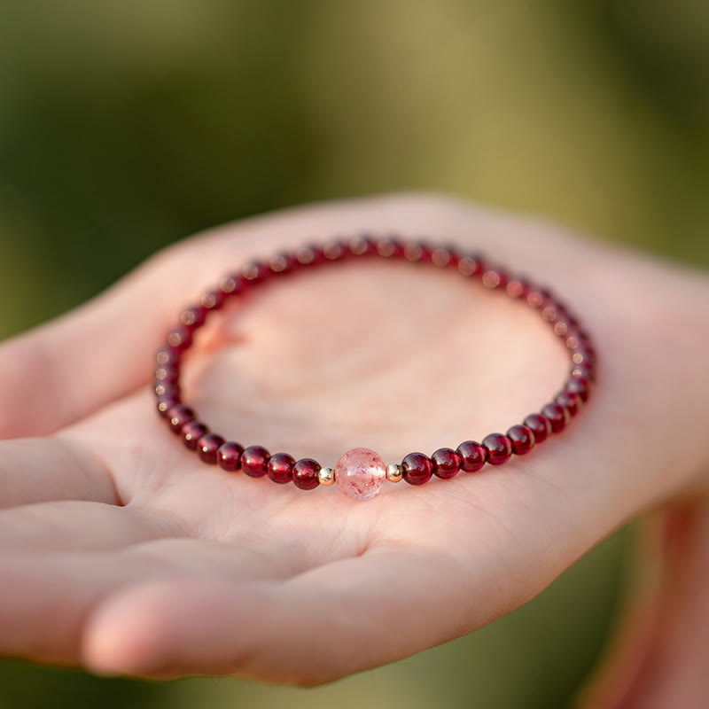 Armband Erdbeerquarz Granat am Handgelenk rotes Naturstein elastisch