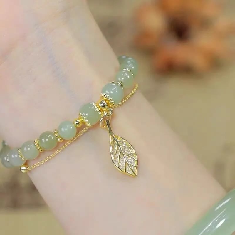 Jade Armband mit Blatt-Anhänger gold Perlen hellgrün elegant getragen