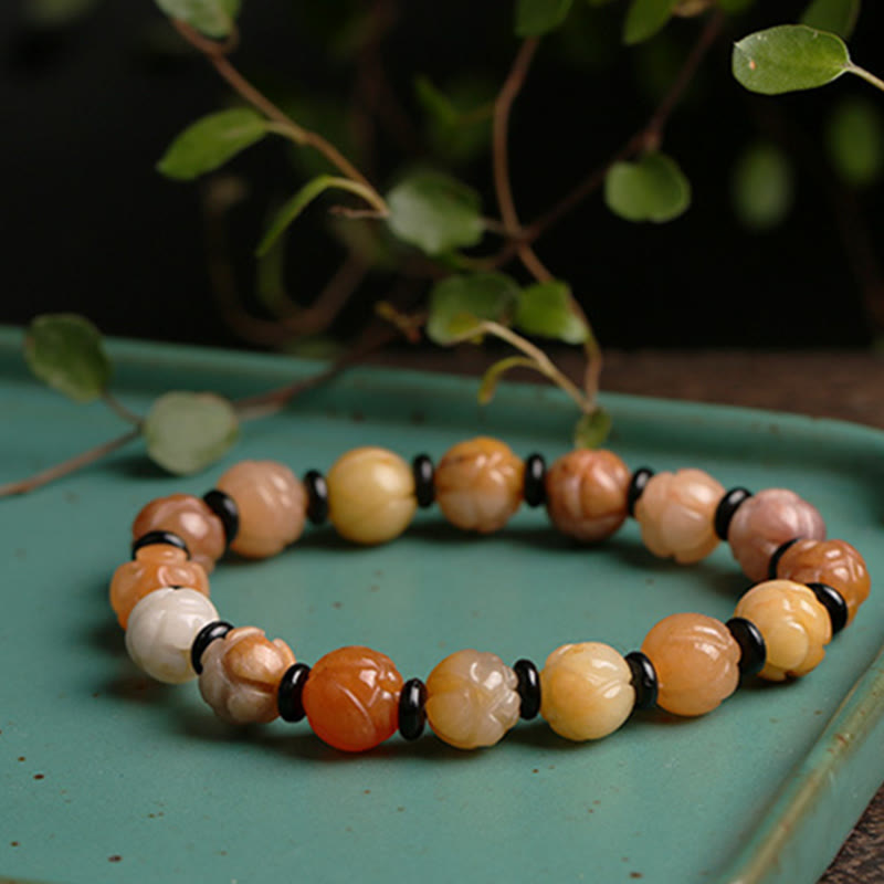 Jade Lotus Armband mit braunen Perlen und schwarzen Spacern elegant.