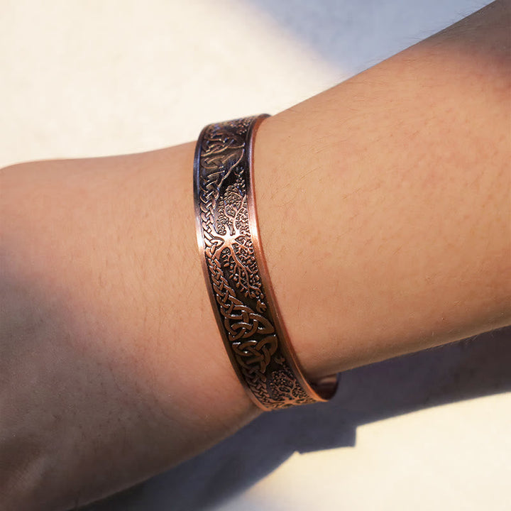 Armband Lebensbaum – Glück & Balance am Handgelenk mit Kupferpatina getragen