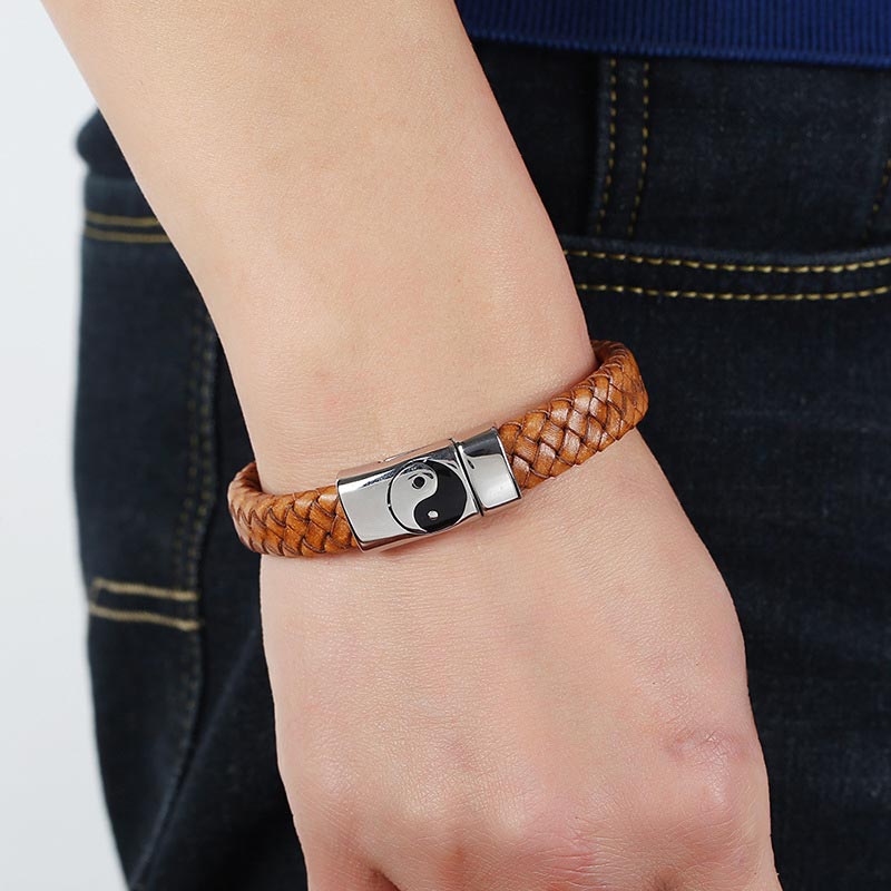 Braunes Leder Armband Yin Yang Balance am Handgelenk getragen