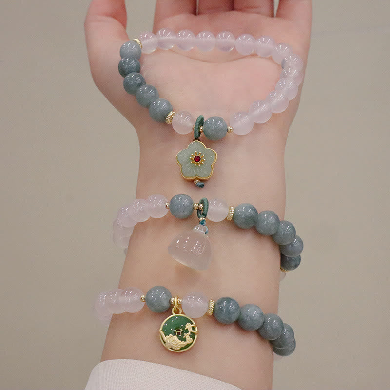 Armband Achat Jade Lotus mit grauen Steinen und Blütenanhänger getragen
