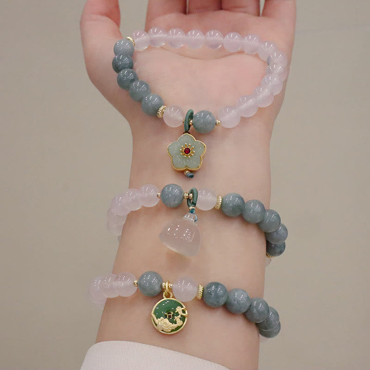 Armband Achat Jade Lotus mit grauen Steinen und Blütenanhänger getragen