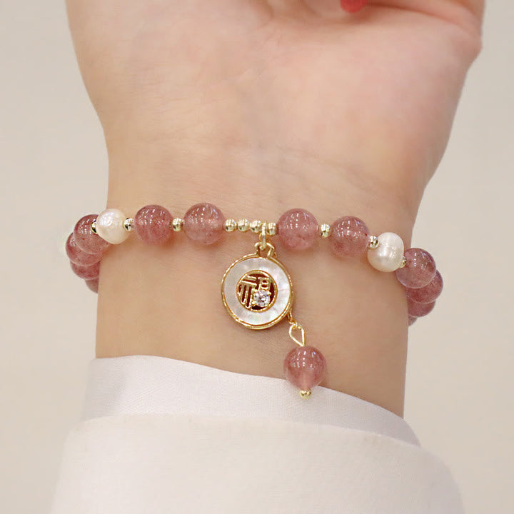 Armband Erdbeerquarz Perle Fu-Zeichen Heilung Handgelenk getragen elegant