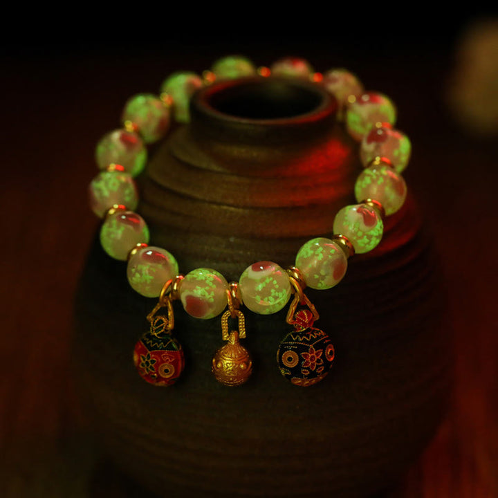 Armband – Liebe & Segen grüne Perlen goldene Verzierungen rote Anhänger