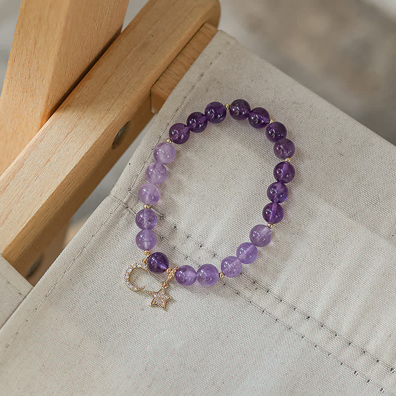 Amethyst Kristall Armband mit Mondanhänger auf Leinen elegant.