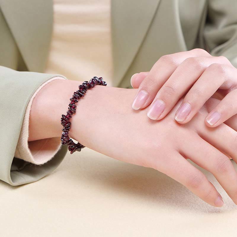 Armband Kristall Wärme Granat elastisch am Handgelenk getragen Naturstein