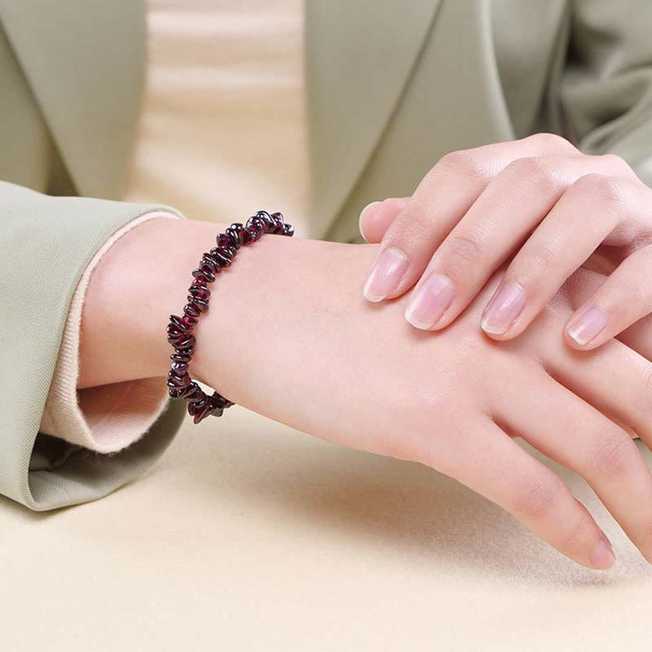 Armband Kristall Wärme Granat elastisch am Handgelenk getragen Naturstein