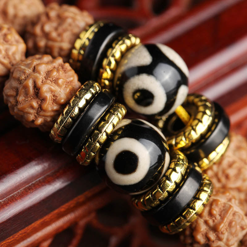 Mala Bodhi Armband mit schwarzen Perlen und goldenen Spacern elegant präsentiert.