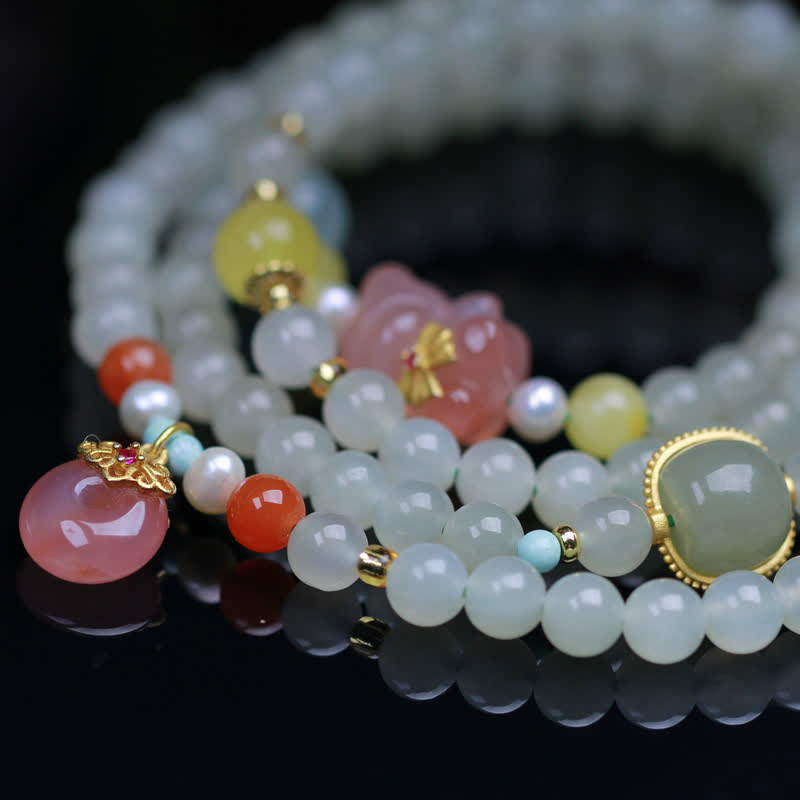 Armband Kristall Jade mit farbigen Steinen und goldenem Schmuck.
