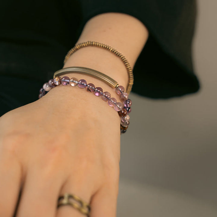 Kupfer Liebe Armband mit lila Amethyst Perlen elastisch getragen