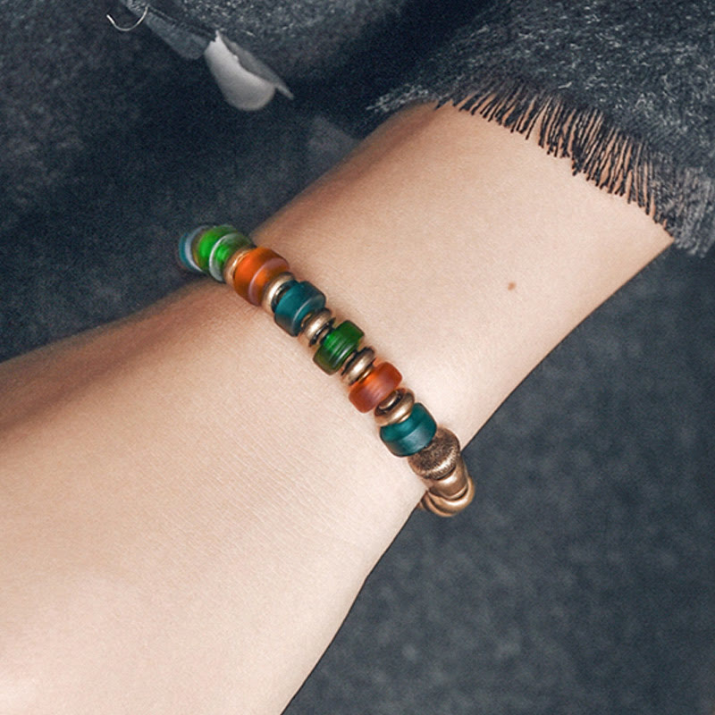 Armband Kupfer Colorful mit bunten Perlen am Handgelenk getragen