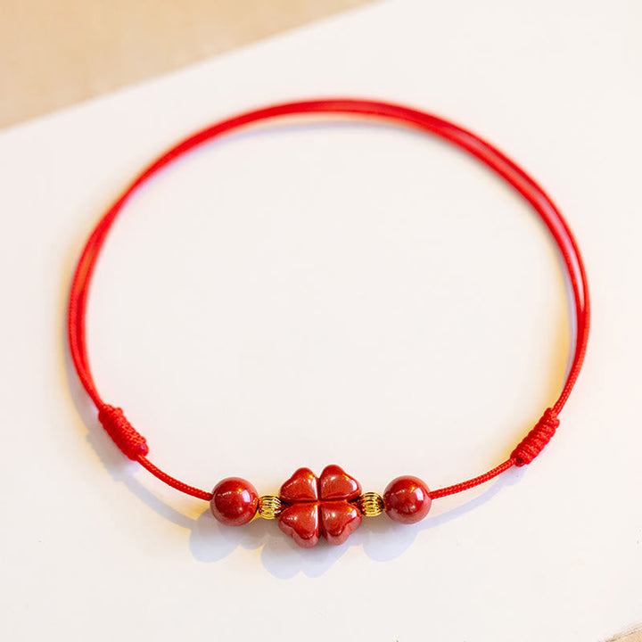 Rotes Armband Zinnober Kleeblatt – Liebe & Segen Flachaufnahme Schmuck
