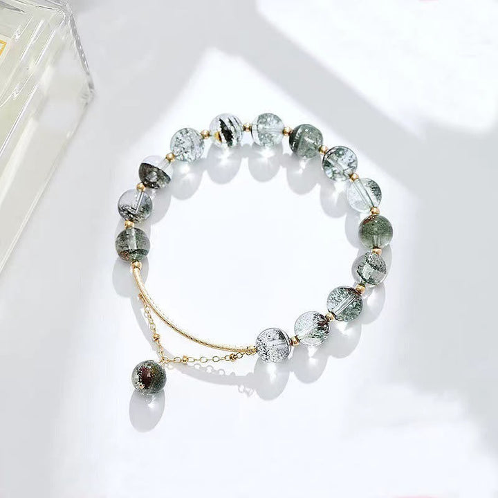 Armband Grün Phantom Kristall Selbstvertrauen auf weißem Hintergrund Flat Lay