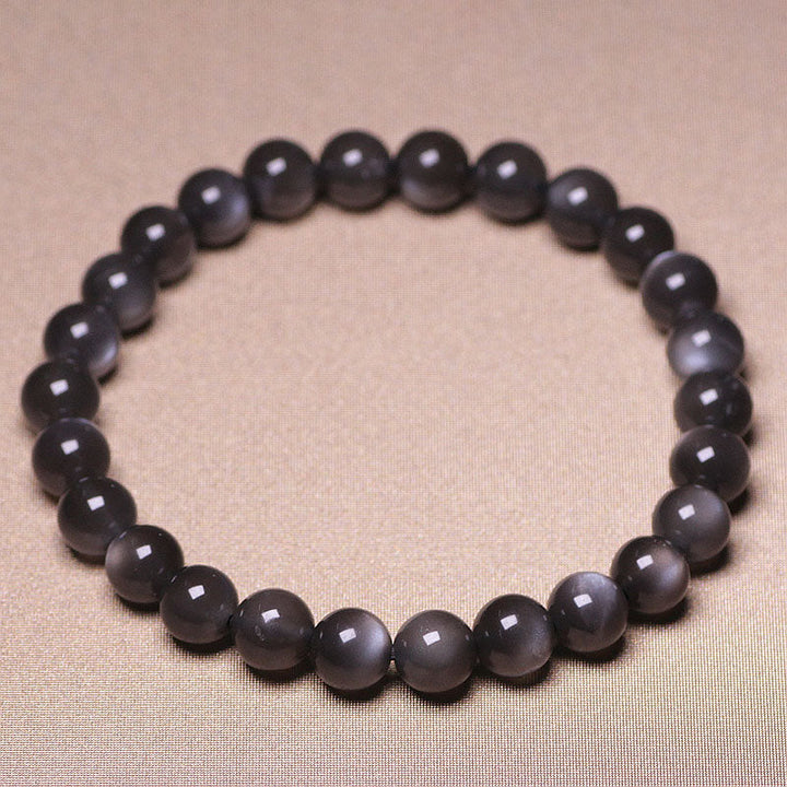 Mondstein Armband mit glänzenden schwarzen Perlen elastisch getragen