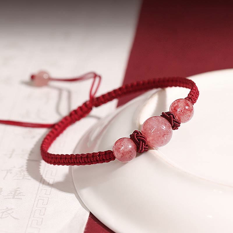 Armband Erdbeerquarz Kristall – Liebe mit roten Knoten elegant präsentiert