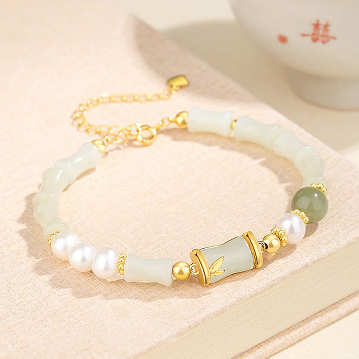 Weiße Jade Bambus Armband mit Perlen goldfarben elegant getragen
