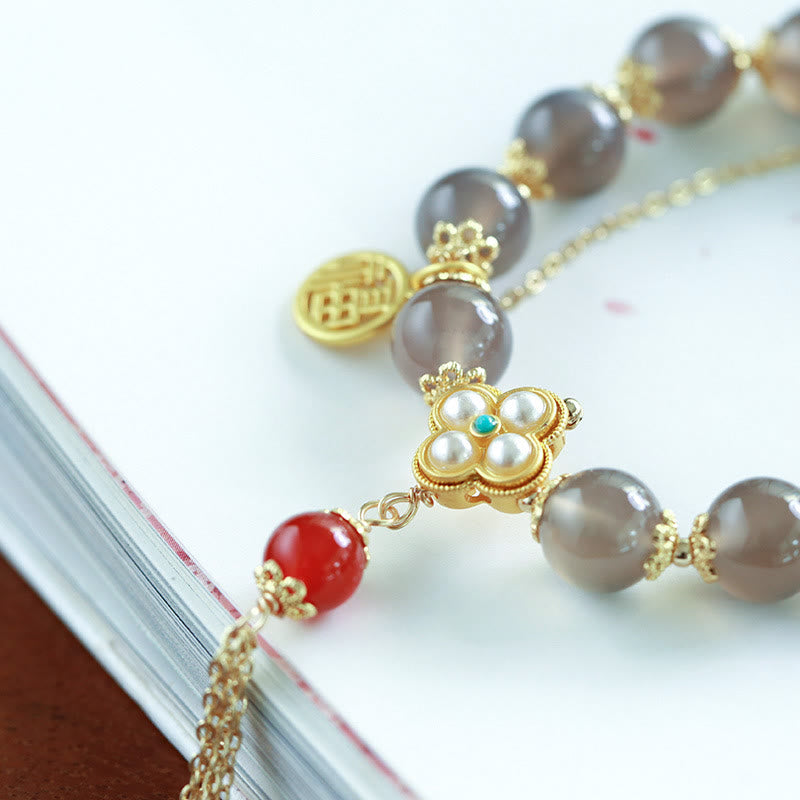 Armband mit Achat Perlen und Fu-Zeichen Charm elegant gestaltet.