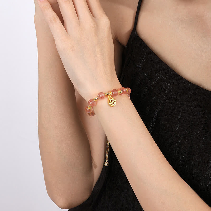 Armband Erdbeerquarz Fu-Zeichen – Energie rosé Perlen Handgelenk getragen