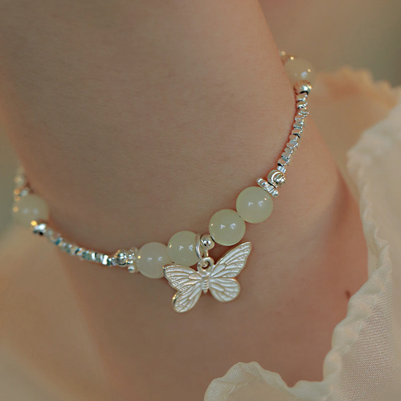Jade Armband 925 Silber Schmetterling Charm elegant am Handgelenk getragen
