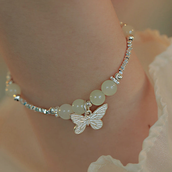 Jade Armband 925 Silber Schmetterling Charm elegant am Handgelenk getragen