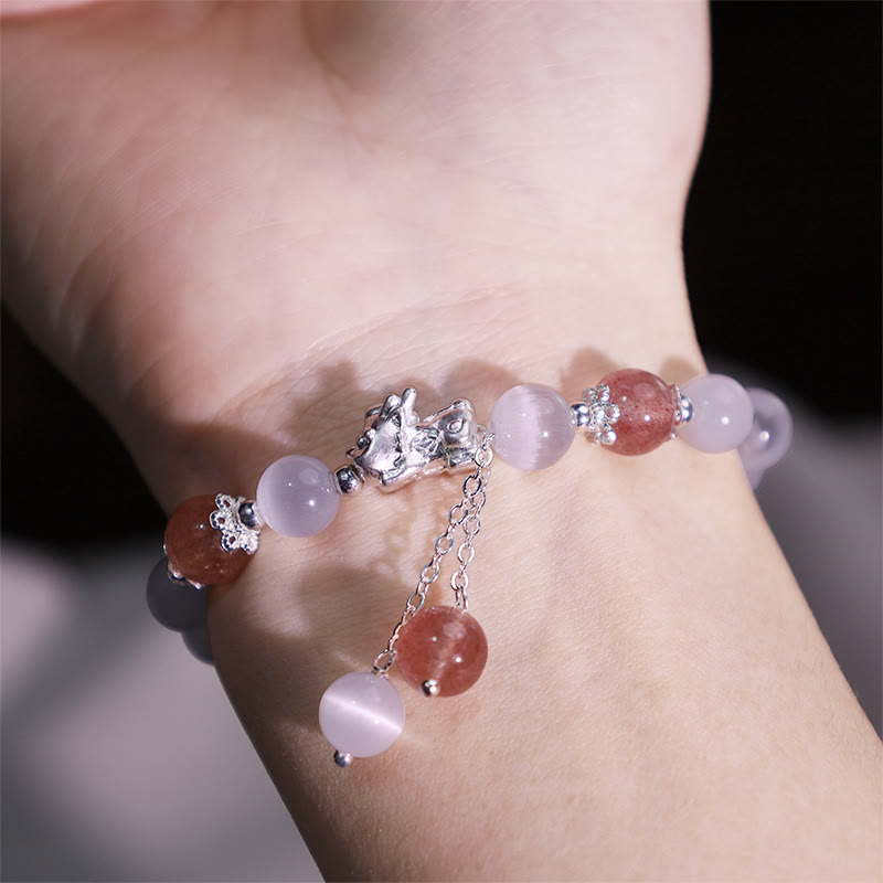 Armband Erdbeerquarz Mondstein Pixiu elegante Perlen silberfarben Handgelenk getragen