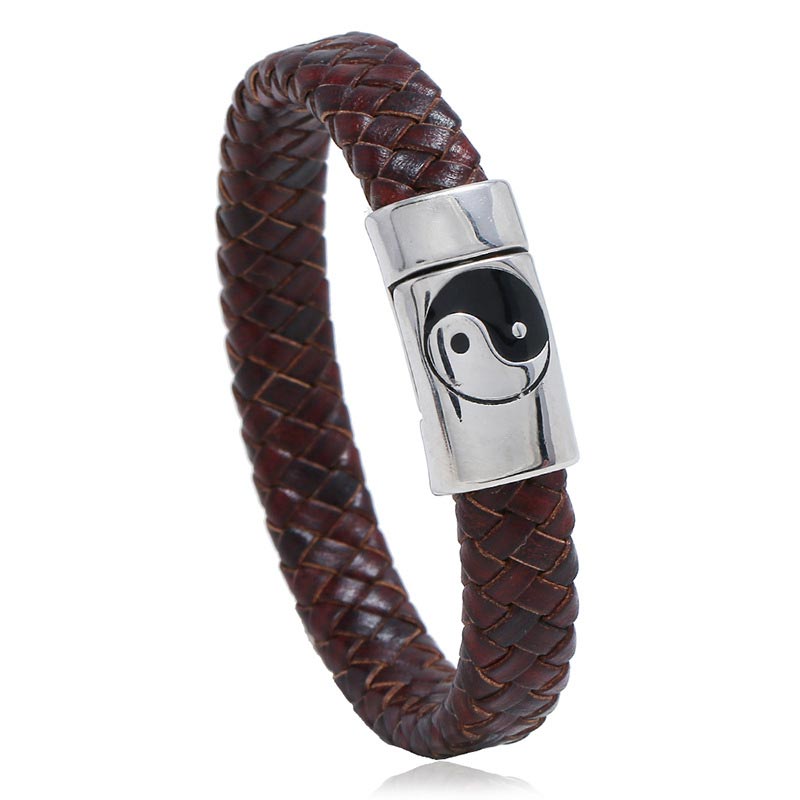 Braunes Leder Armband Yin Yang – Balance mit Metallverschluss Nahaufnahme