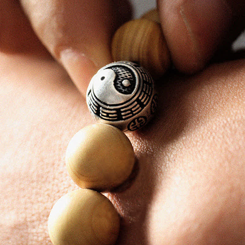 Armband Zinnober Yin Yang – Glück & Wohlstand am Handgelenk getragen