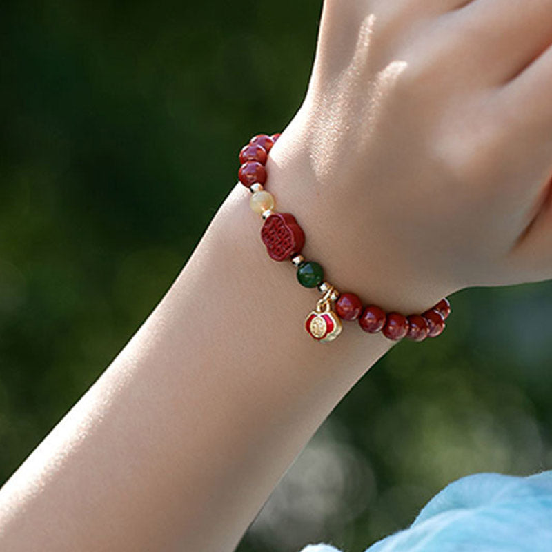 Armband Zinnober – Glück & Ruhe am Handgelenk getragen rote Natursteine elastisch