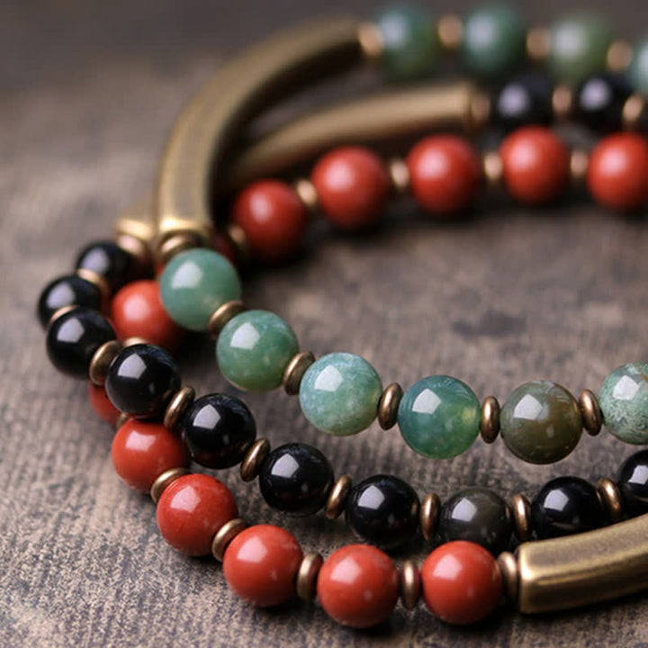 Mehrsträngiges Armband mit schwarzem Obsidian, roten und grünen Kristallperlen Detailaufnahme.