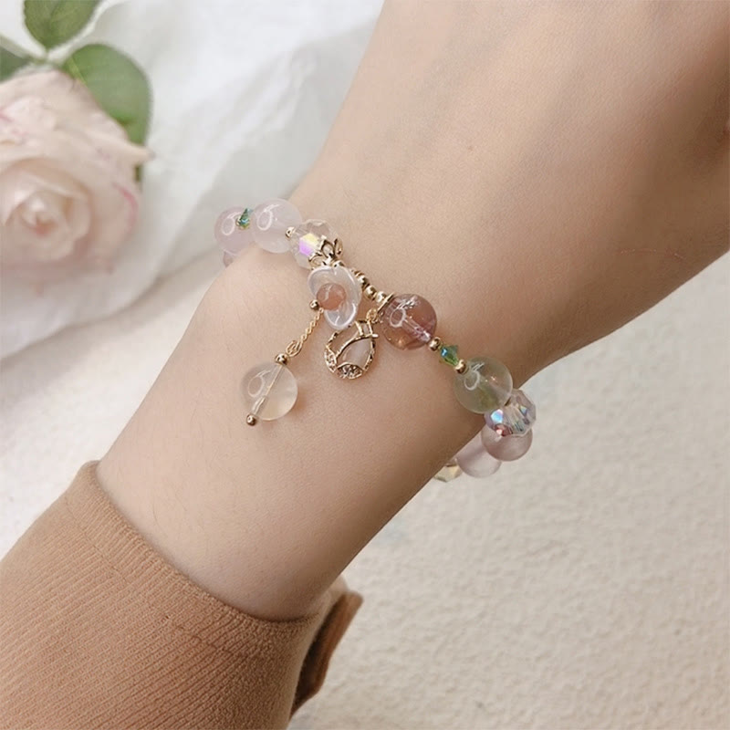 Armband Erdbeerquarz Fluorit – Heilung elegantes Perlenarmband am Handgelenk getragen