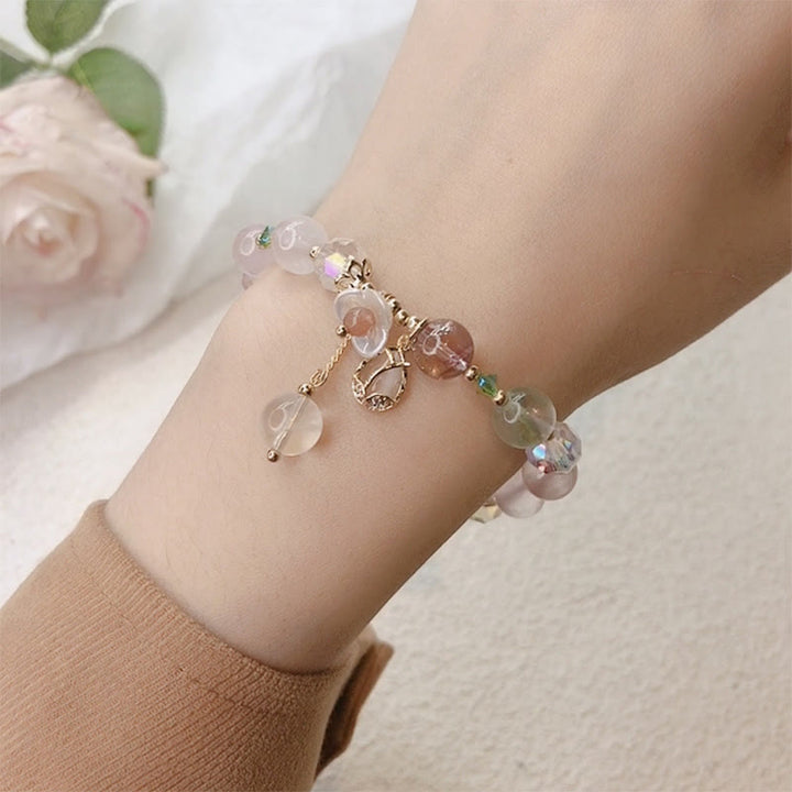Armband Erdbeerquarz Fluorit – Heilung elegantes Perlenarmband am Handgelenk getragen