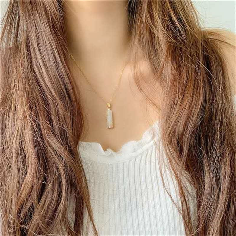 Anhänger Jade Bambus Schutz Glück eleganter Naturstein Halskette getragen