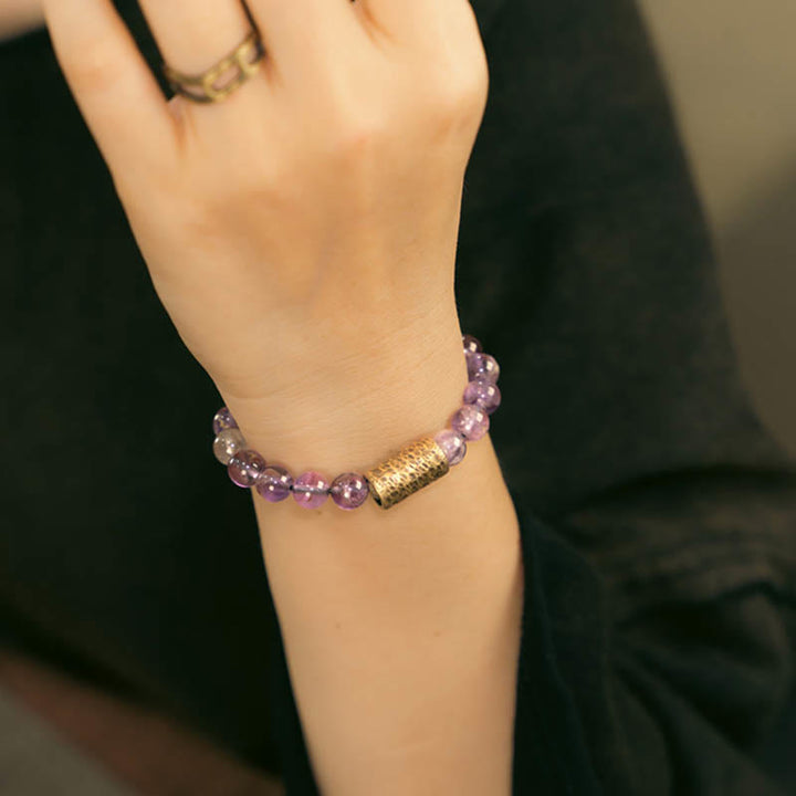 Amethyst Armband mit goldener Perle am Handgelenk elegant getragen
