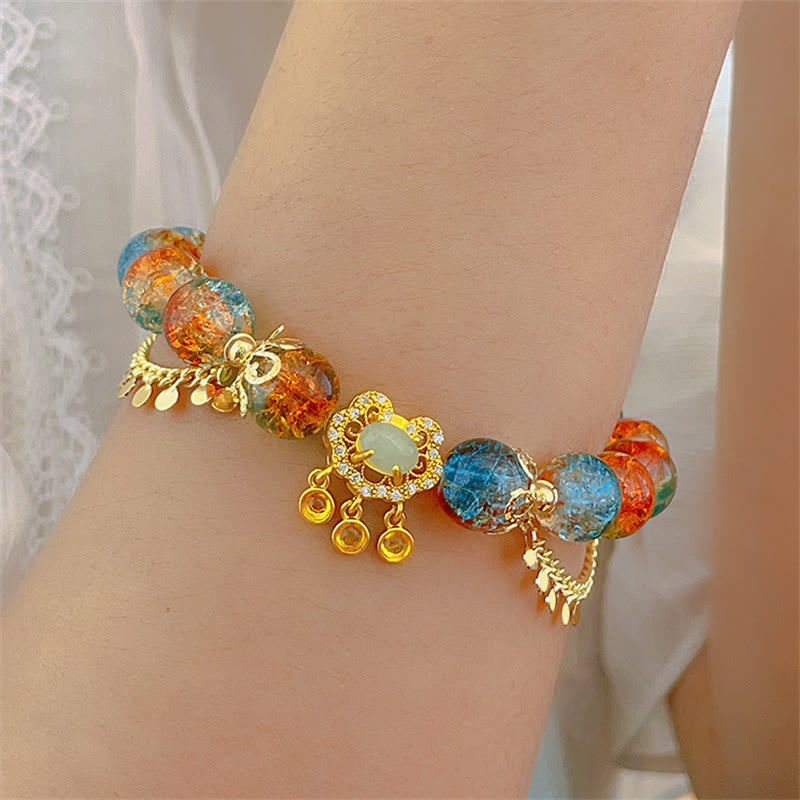Buntes Armband mit Liuli Glas Perlen chinesisches Glücksarmband Handgelenk getragen